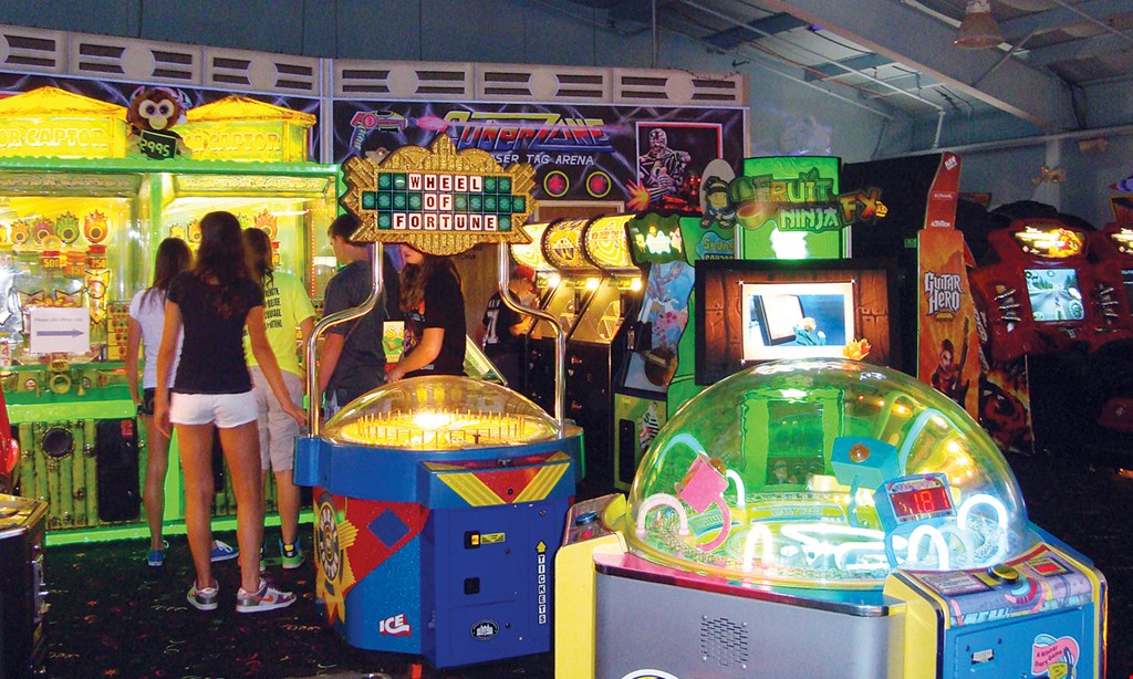 Product image for Paradise Park $29.95 4 games of miniature golf, 1-topping pizza & pitcher of soda for 4 people