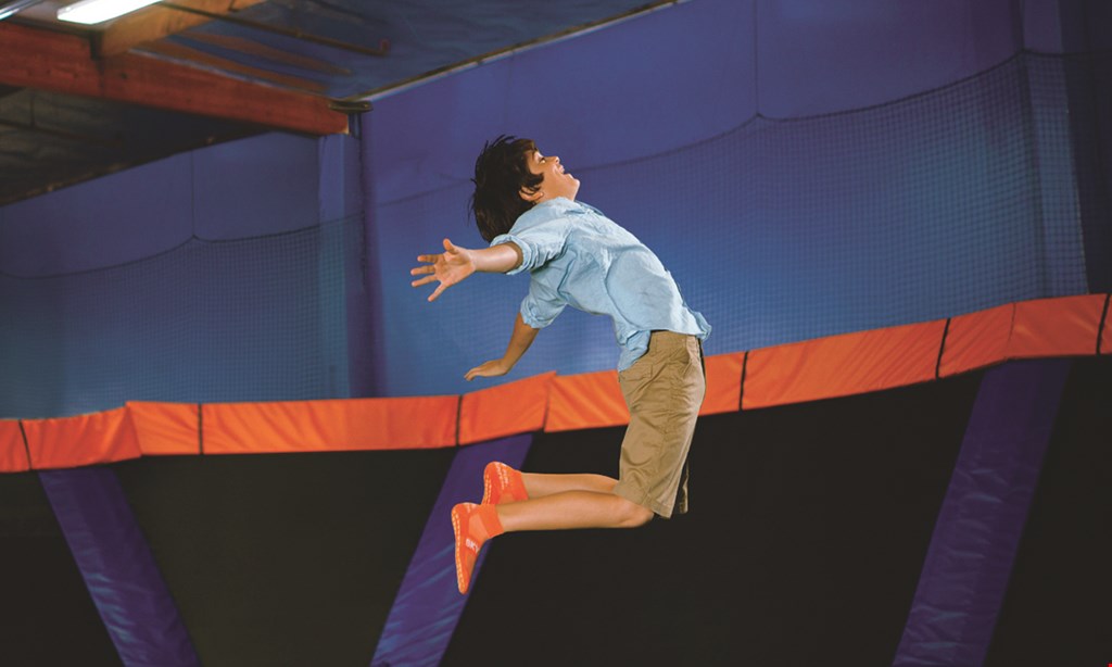 Product image for Sky Zone Trampoline Park $25 For 90 Minutes Of Jump Time For 2 People (Reg. $50)